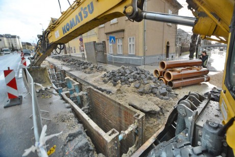 Körforgalom és kerékpárút is épül a megújuló a Móri úton - a közműcserék is megtörténnek